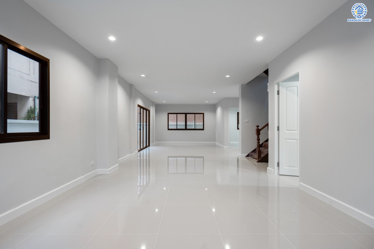 บ้านมือสองตกแต่งใหม่ ม.ดอนเมืองวิลล่า2 เพิ่มสิน บ้านเดี่ยวหลังใหญ่ เนื้อที่ 60 ตร.ว. ฟังก์ชัน 4 ห้องนอน 2 ห้องน้ำ จอดรถได้ 2 คัน บนทำเลเดินทางสะดวก เชื่อมต่อถ.สายไหม, ถ.พหลโยธิน ใกล้รถไฟฟ้าสายสีเขียว "สถานีสะพานใหม่" และทางด่วน "ฉลองรัช" รายล้อมด้วยสิ่งอำนวยความสะดวกครบครัน